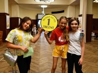 Gra Pałacowy Talent Trzy dziewczynki prezentują monetę talentu