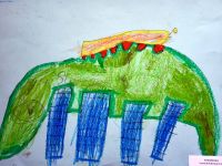 Zielone zwierzę-pojazd o kształcie dinozaura na czterech niebieskich nogach, na grzbiecie ma zamocowany prostokątny transporter.