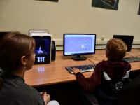 Chłopiec przy komputerze, dziewczynka przy drukarce 3D prezentują projekt PKiN