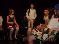 grupa 5  aktorów - chłopiec stoi - dziewczynki siedzą