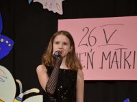 dziewczynka na scenie śpiewająca piosenkę