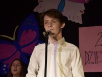 chłopiec na scenie śpiewający piosenkę