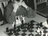 dziecko grające w szachy