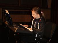 dziewczynka grająca na keyboardzie.