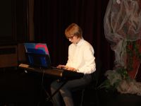 dziewczyna grająca na keyboardzie.