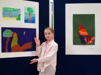 uczestniczka pleneru ze swoją pracą