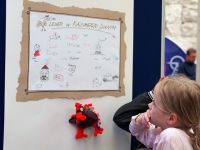 zwiedzająca dziewczynka