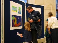 zwiedzający wystawę