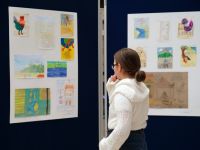 dziewczynka oglądająca prace