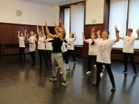 zajęcia taneczne - grupa uczy się układu