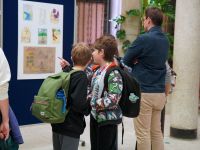 zwiedzający wystawę