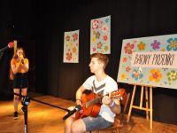 dziewczyna spiewa, chłopak gra na gitarze
