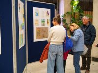 zwiedzający wystawę