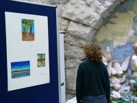 zwiedzający wystawę