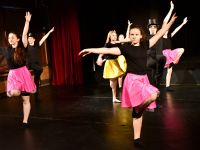 dziewczęta tańczące w kolorowych spódnicach