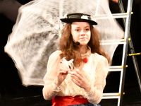 dziewczynka grająca Mary Poppins z parasolką