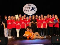 zespół MAłe Musicale zdjęcie zbiorowe laureatów nagrody WARSZAWA MOJA STOLICA za musical Mały Książę