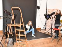 Dziewczyny w pracowni fotografii –pozująca i fotografująca