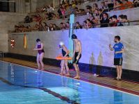 Pokazy grupy uczestników Zajęć pływania.