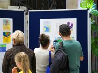 zwiedzający wystawę