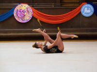 gimnasyczka na macie z maczugami