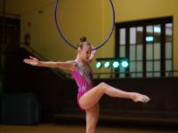 gimnasyczka z obręczą