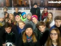 grupa młodzieży podczas pobytu w Mikołajkach - zdjęcie grupowe