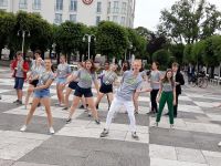 zespół MAŁE MUSIACLE tańczy na chodniku w Sopocie