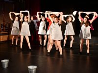 dziewczęta w szarych sukienkach tańczące CIĘŻKIE ŻYCIE - musical ANNIE