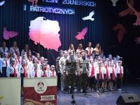 dzieeci i młodziez z zajęć wokalnych jako CHÓR PM na festiwalu piosenki patriotycznej