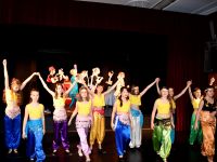 grupa musicalowa taniec zbiorowy w arabskich strojach
