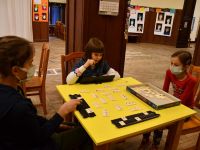 Dzieci grają w grę planszową Rummikub