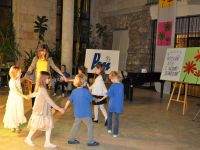 dzieci tańczące w kółku z instruktorką