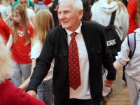 Uczestnicy pałacu i goście tańczący poloneza