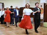 Uczestnicy pałacu i goście tańczący poloneza