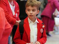 uczestnik pałacu czekający na poloneza