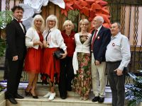 seniorzy po odtańczeniu poloneza