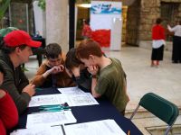 uczestnicy pałacu rozwiązujący łamigłówki narodowościowe