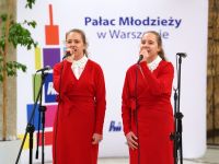 uczestniczki pałcu śpiewające na scenie