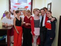 uczestnicy pałcu czekający na start poloneza