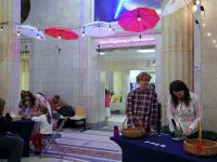 stoiska z przypinkami i malowanie buziek w holu PM