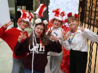 uczestnicy pałacu w radosnych nastrojach