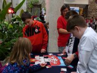 dzieci układające godło Polski z puzli