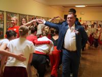 Uczestnicy pałacu i goście tańczący poloneza