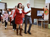 Uczestnicy pałacu i goście tańczący poloneza