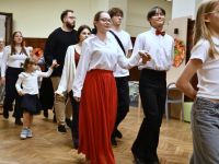 Uczestnicy pałacu i goście tańczący poloneza