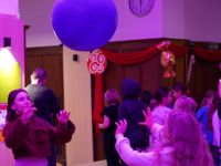 Dzieci wróżące sobie na stanowiskach z wróżbami