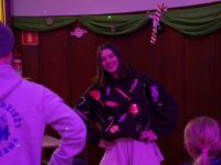 Dzieci wróżące sobie na stanowiskach z wróżbami