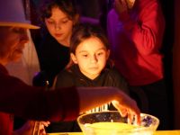 Dzieci wróżące sobie na stanowiskach z wróżbami