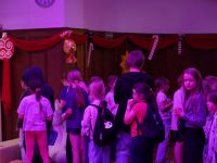 Dzieci wróżące sobie na stanowiskach z wróżbami